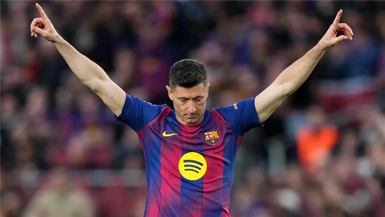ليفاندوفسكي يلمح لمستقبله مع برشلونة بعد التتويج بالدوري الإسباني